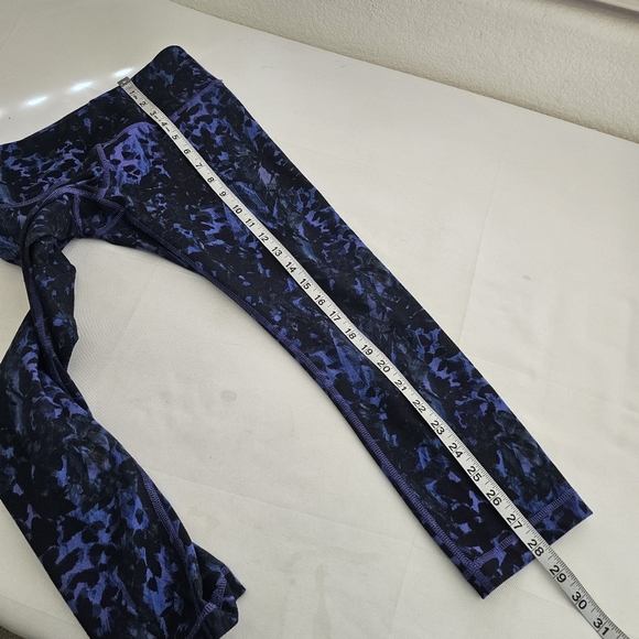 Lululemon Wunder Under Crop Leggings Blue Black Abstract Print Size 6 - Picture 14 of 14
